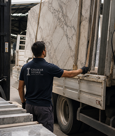 Del showroom a tu proyecto Coordinamos la entrega de nuestros materiales para que lleguen donde los necesitas, acompañando cada pedido con atención cercana y seguimiento.